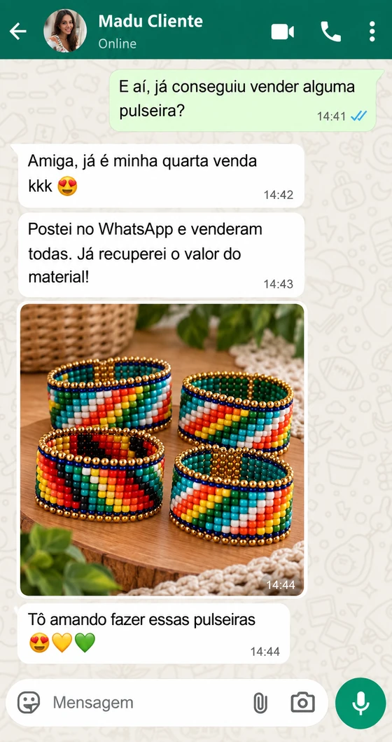 Conversa de uma aluna mostrando a pulseira que fez com o material