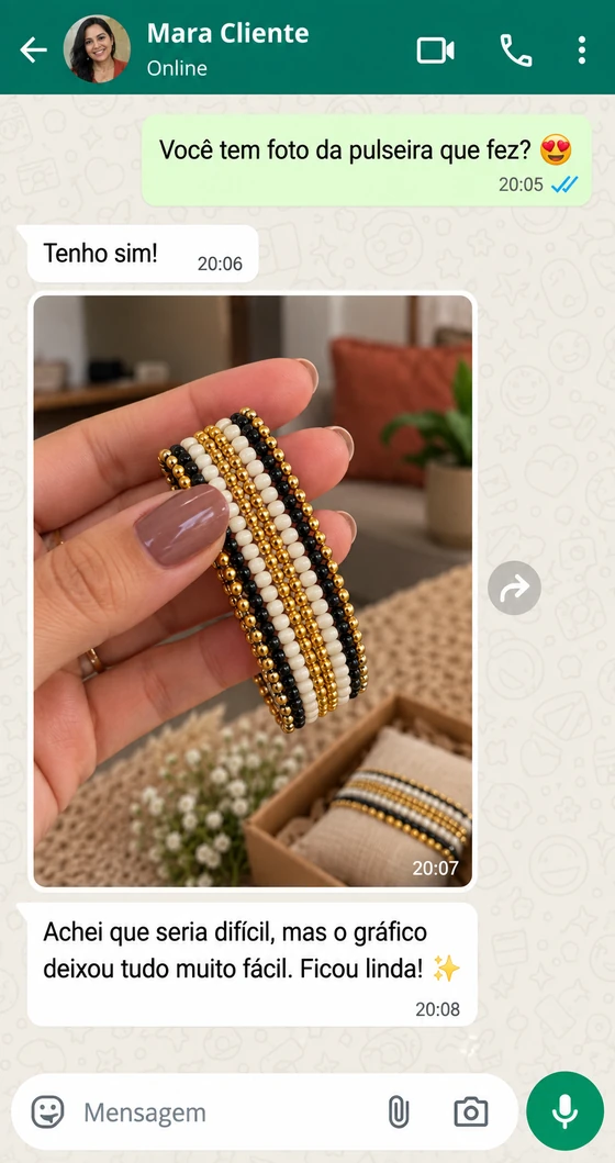 Conversa de uma aluna mostrando a pulseira que fez com o material