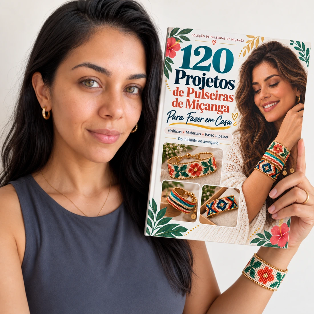 Mulher usando pulseiras de miçanga e segurando o livro 120 Projetos de Pulseiras de Miçanga